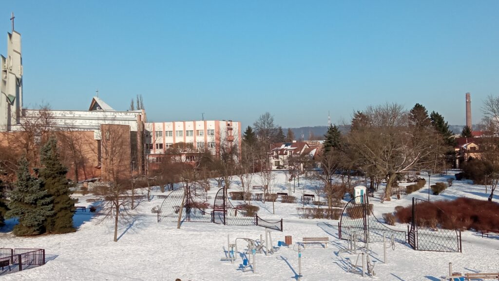 Park Łokietka, widok na parafię