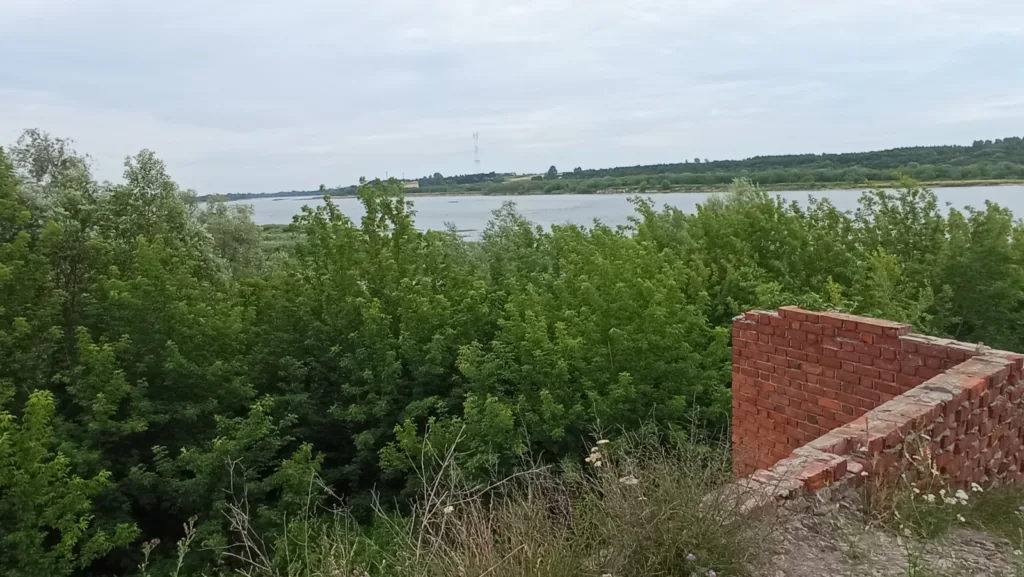 Mury zamku w Bobrownikach