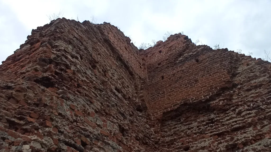 Wieża główna zamku w Bobrownikach