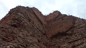 Wieża główna zamku w Bobrownikach