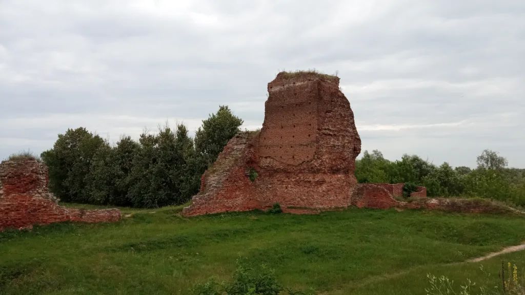 Wieża główna zamku w Bobrownikach