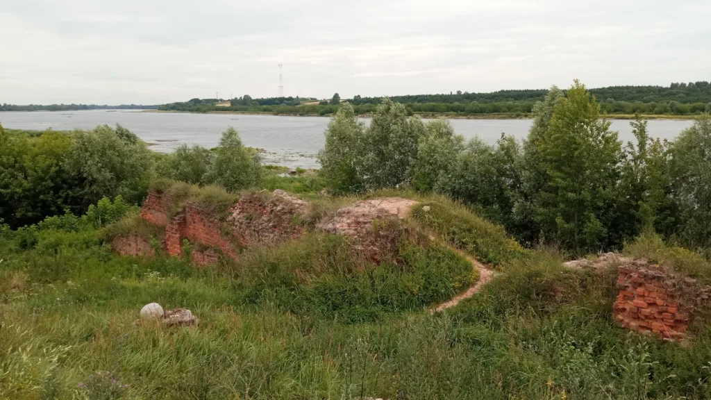 Mury zamku w Bobrownikach