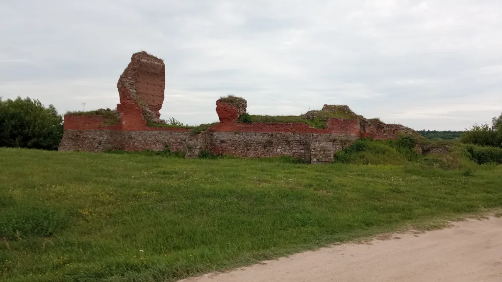 Ruiny zamku w Bobrownikach