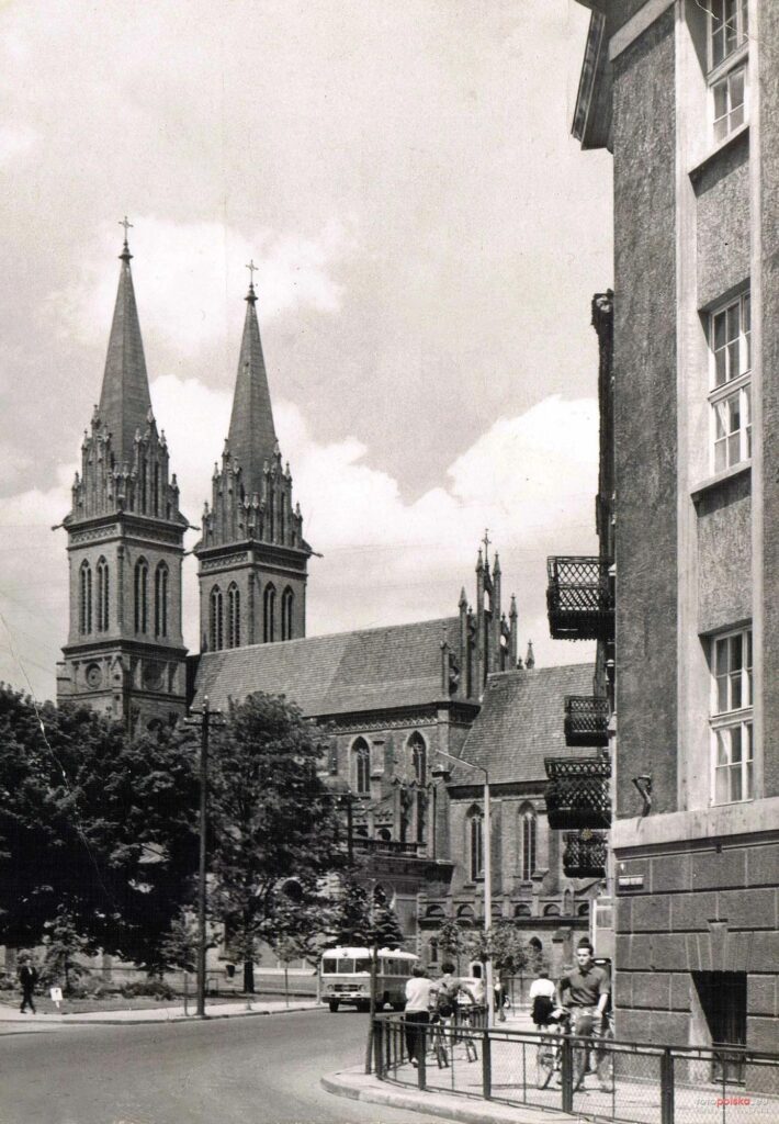 Autobus miejski pod Katedrą, lata 60-70 (źródło: fotopolska.eu)