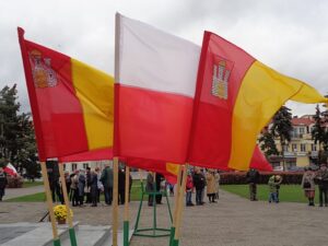 Flaga Włocławka obok flagi Polski w dzień niepodległości, 11 listopada 2017 r.