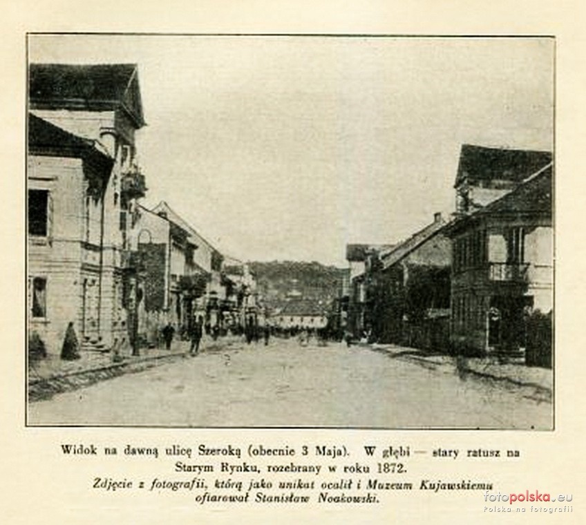 Widok na dawną ulicę Szeroką (obecnie 3 Maja) z dawnym ratuszem na Starym Rynku, rozebranym w 1872 roku.