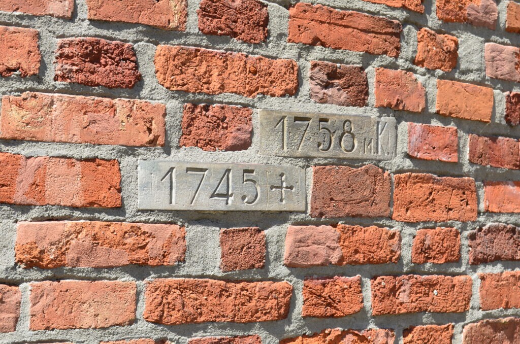 Cegły upamiętniające powodzie z XVIII w., Kościół św. Jana