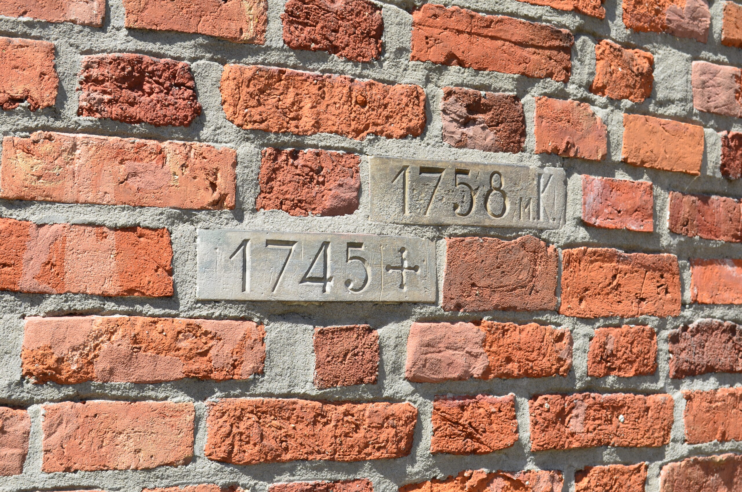 Stary Rynek, kościół św. Jana, podpisane cegły upamiętniające powodzie z XVIII w.