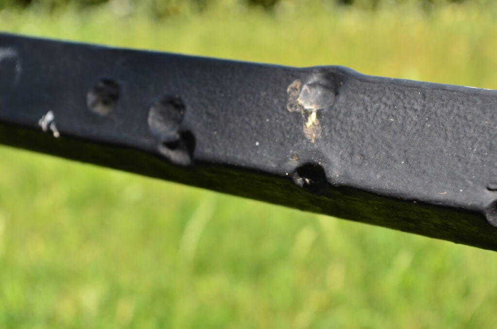 Ślady po kulach z ostrzału miasta w 1920 r. na żelaznej barierce przy bulwarach