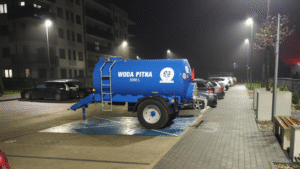 Brześć Kujawski, wóz z wodą na osiedlu Nowa 23. Fot. Krzysztof Nowacki