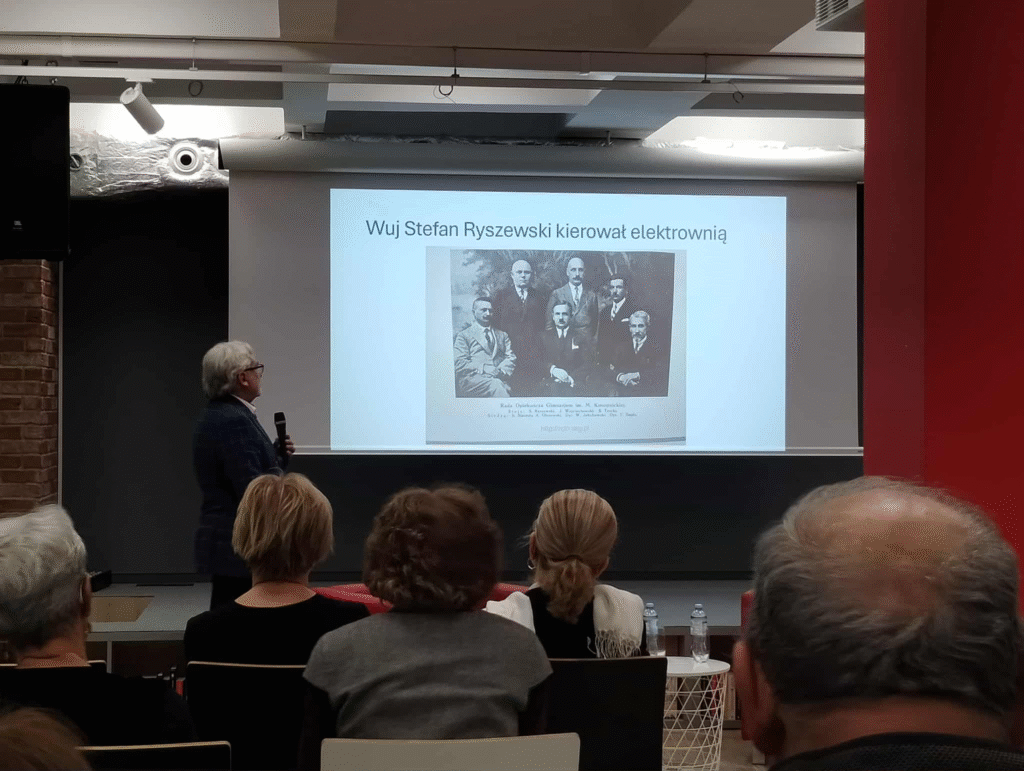 Wojciech Maksymowicz z przygotowaną prezentacją multimedialną nt. powieści "Inni"