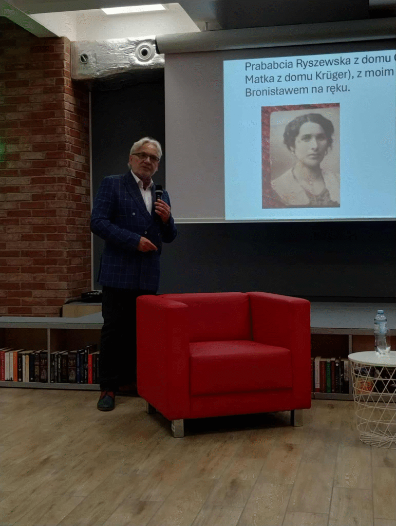 Wojciech Maksymowicz z przygotowaną prezentacją multimedialną nt. powieści "Inni"