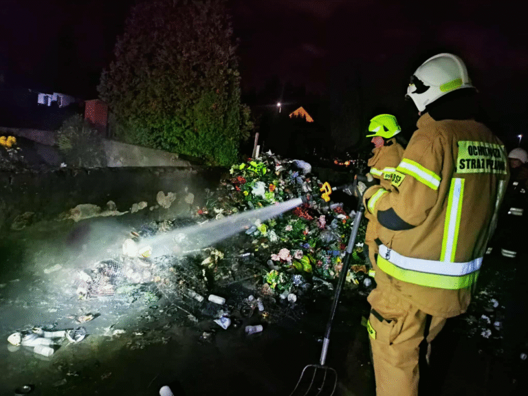 Akcja gaśnicza na cmentarzu parafialnym, Szpetal Górny. Źródło: OSP Szpetal Górny