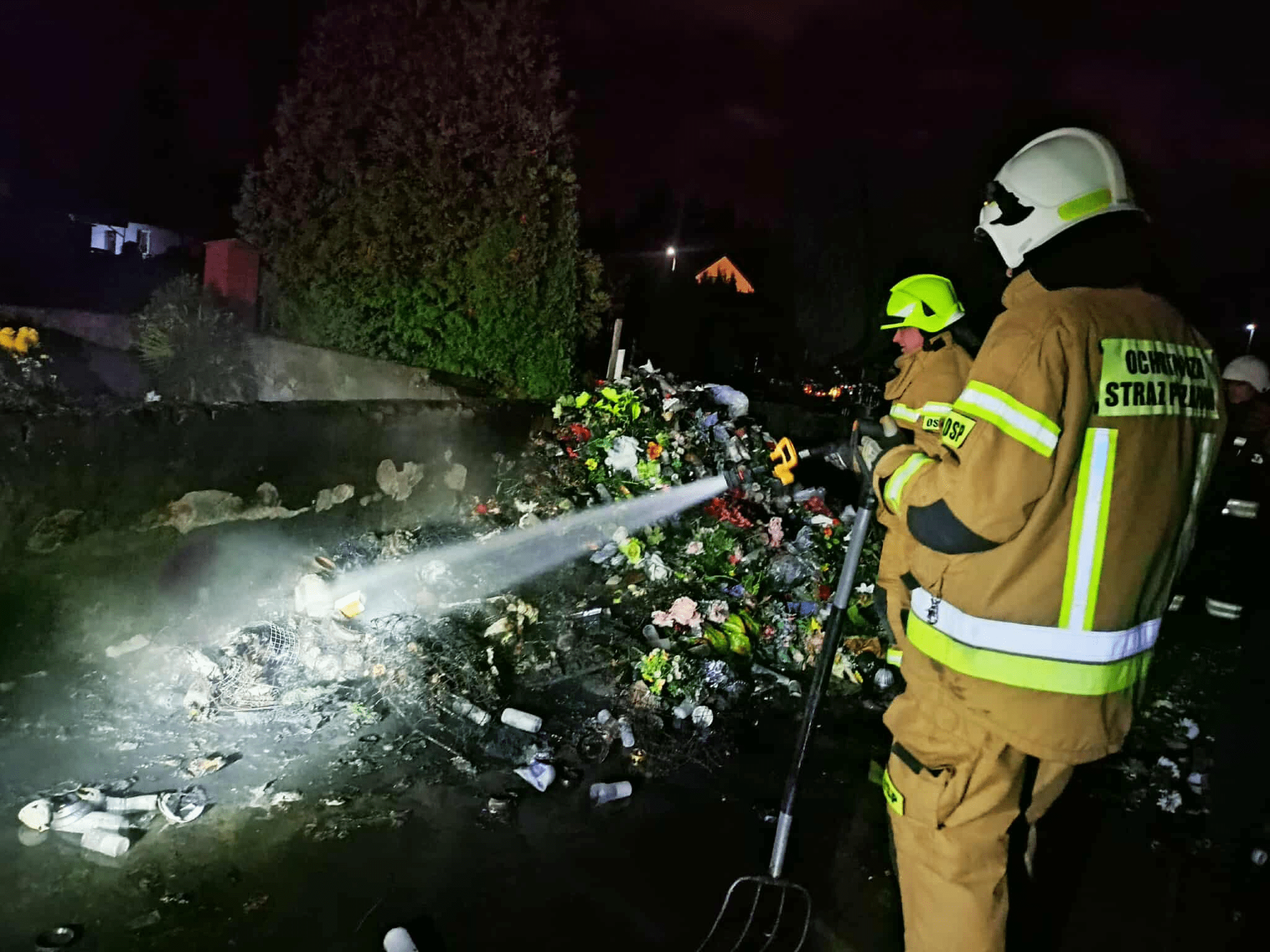 Akcja gaśnicza na cmentarzu parafialnym, Szpetal Górny. Źródło: OSP Szpetal Górny