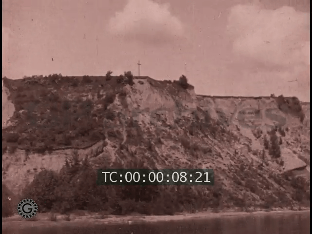 Kadr z filmu "Sur la Vistule : de Wloclawek à Varsovie", krzyż na skarpie