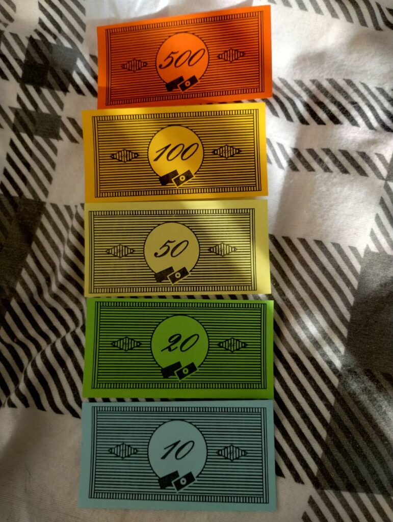 Banknoty do gry z planszówki "Włocławscy Milionerzy" Fundacji Ładowarka