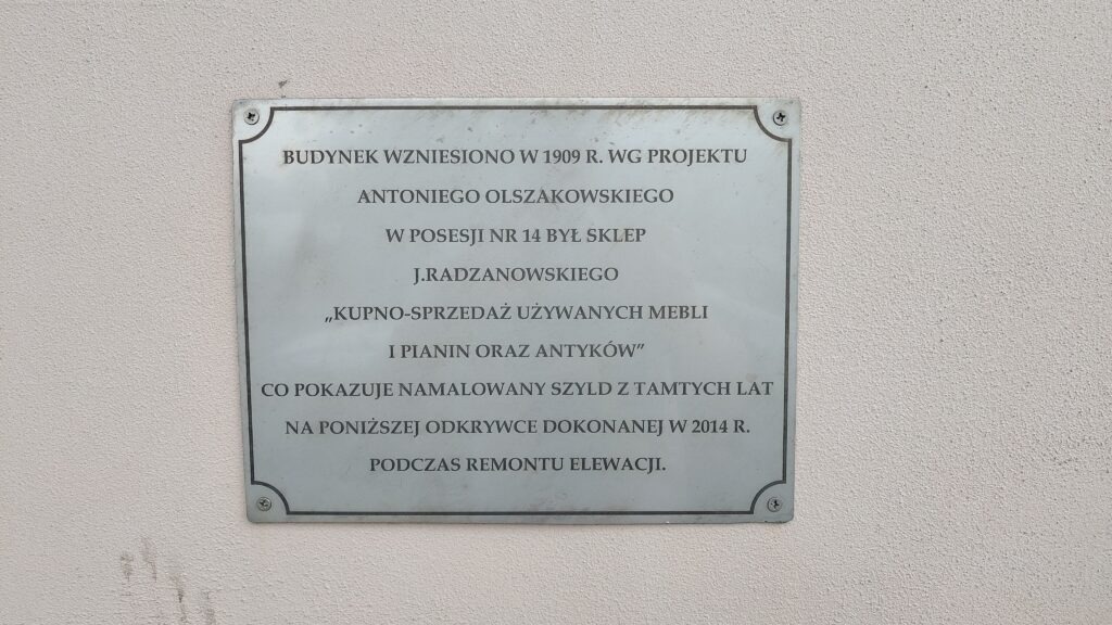 Tablica informacyjna na ścianie kamienicy na rogu ulic Szczęśliwa oraz Zielony Rynek.